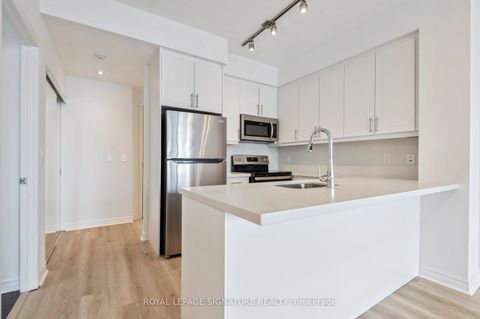 Photo 2 at 233 - 2885 Bayview Avenue, Bayview Village, Toronto