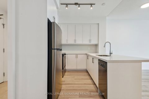 Photo 3 at 233 - 2885 Bayview Avenue, Bayview Village, Toronto