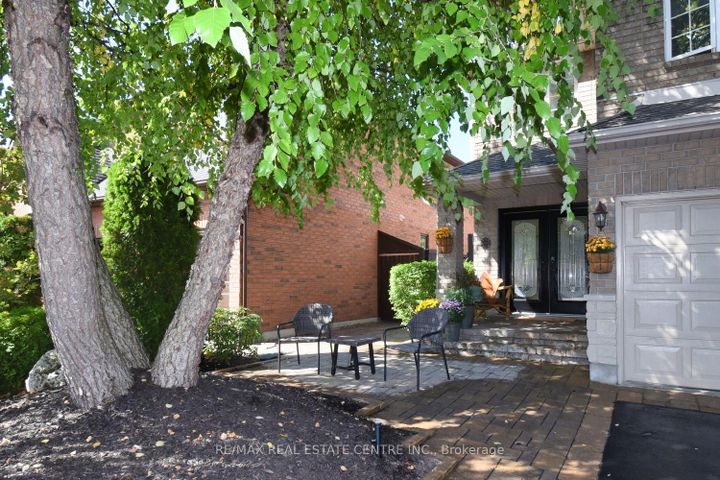 Photo 1 at 35 Eringate Drive, Stoney Creek Mountain, Hamilton