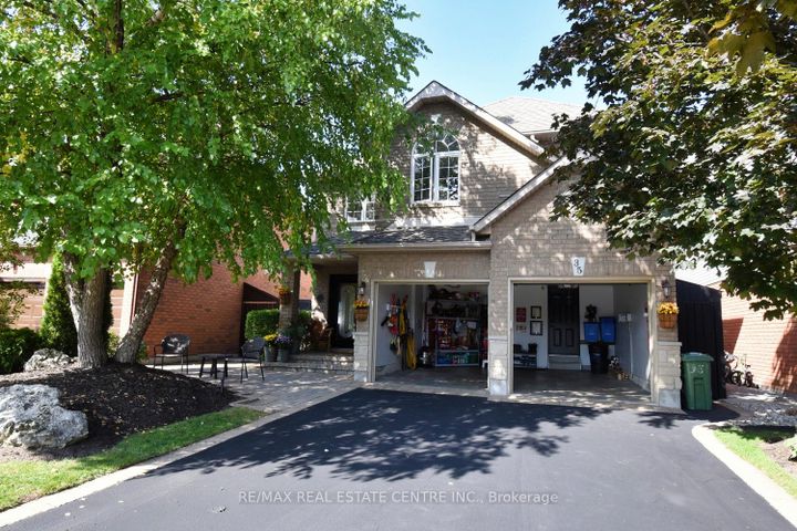 Photo 2 at 35 Eringate Drive, Stoney Creek Mountain, Hamilton
