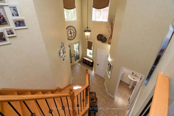 Photo 3 at 35 Eringate Drive, Stoney Creek Mountain, Hamilton