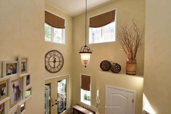 Photo 4 at 35 Eringate Drive, Stoney Creek Mountain, Hamilton