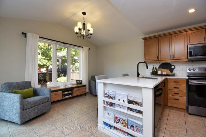 Photo 15 at 35 Eringate Drive, Stoney Creek Mountain, Hamilton
