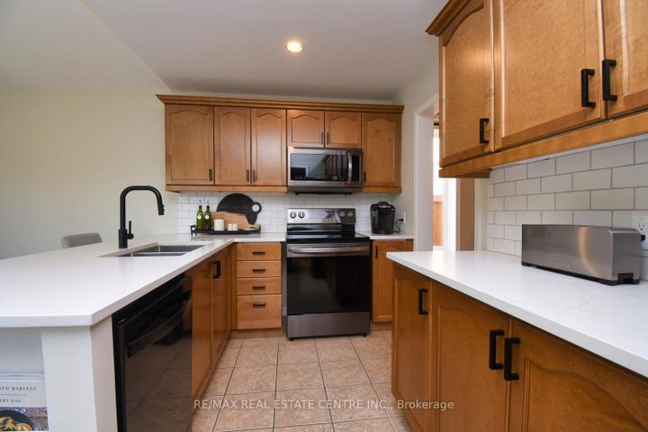 Photo 16 at 35 Eringate Drive, Stoney Creek Mountain, Hamilton