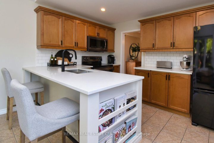 Photo 17 at 35 Eringate Drive, Stoney Creek Mountain, Hamilton