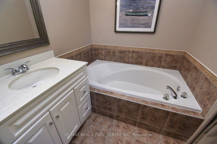 Photo 27 at 35 Eringate Drive, Stoney Creek Mountain, Hamilton