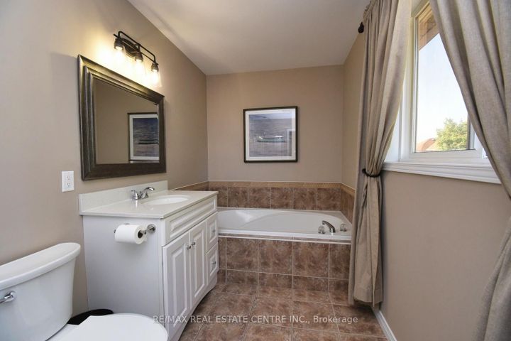 Photo 28 at 35 Eringate Drive, Stoney Creek Mountain, Hamilton