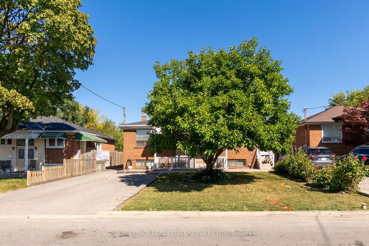 Photo 1 at 18 Langholm Drive, CFB, Toronto