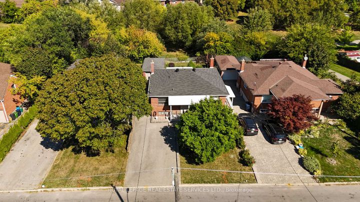 Photo 2 at 18 Langholm Drive, CFB, Toronto