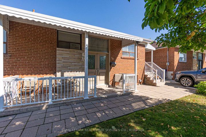 Photo 4 at 18 Langholm Drive, CFB, Toronto