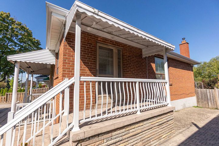 Photo 5 at 18 Langholm Drive, CFB, Toronto