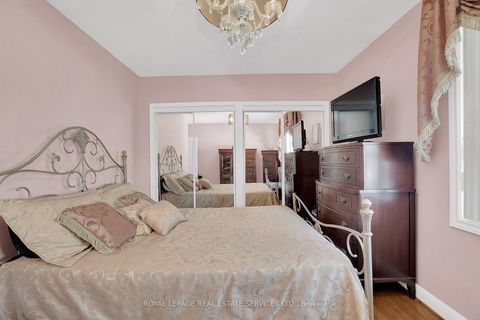 Photo 16 at 18 Langholm Drive, CFB, Toronto