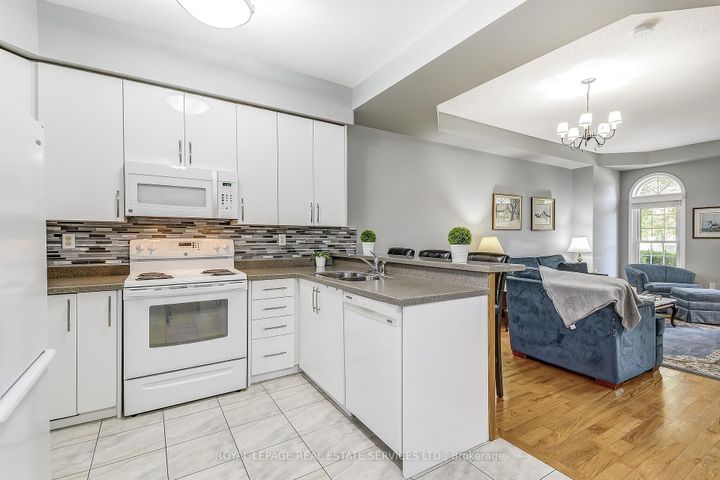 Photo 15 at 200 Glenashton Drive, RO River Oaks, Oakville