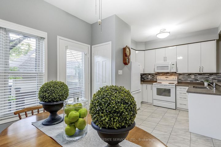 Photo 18 at 200 Glenashton Drive, RO River Oaks, Oakville