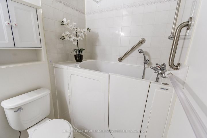 Photo 32 at 200 Glenashton Drive, RO River Oaks, Oakville