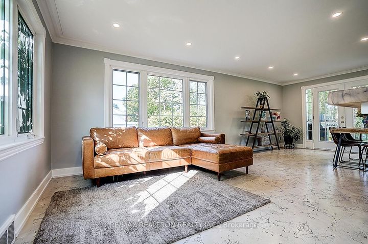 Photo 5 at 904 Parklane Avenue, Eastdale, Oshawa