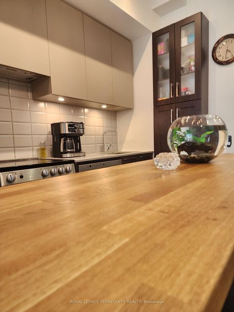 Photo 7 at 610 - 4208 Dundas Street, Humber Valley, Toronto