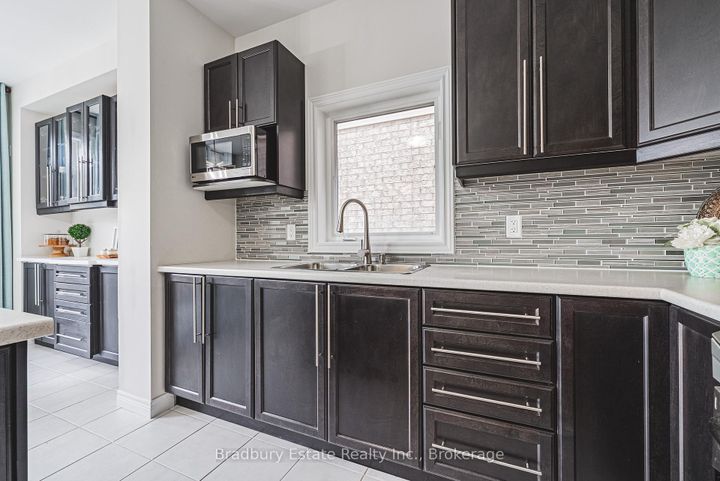 Photo 13 at 11 Weathering Heights, Stoney Creek Mountain, Hamilton