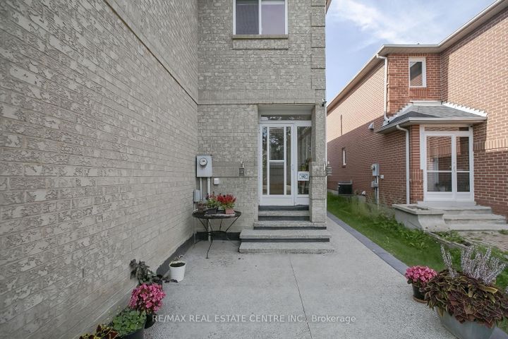 Photo 1 at 5600 Cortina Crescent, Hurontario, Mississauga