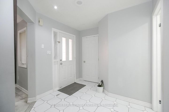 Photo 2 at 5600 Cortina Crescent, Hurontario, Mississauga