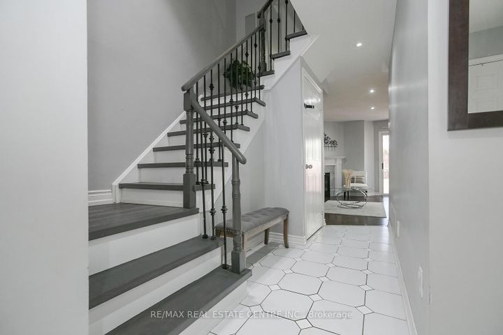 Photo 3 at 5600 Cortina Crescent, Hurontario, Mississauga