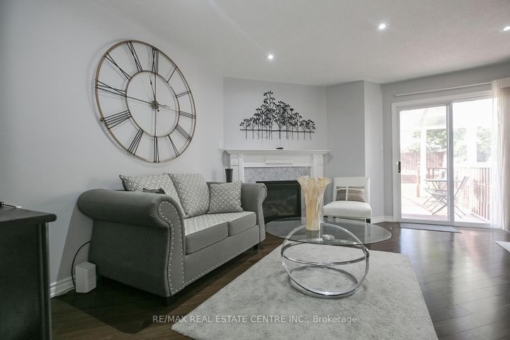 Photo 4 at 5600 Cortina Crescent, Hurontario, Mississauga