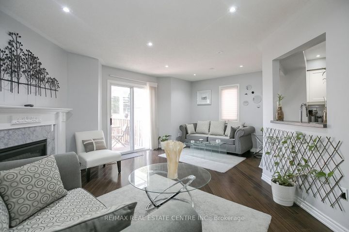 Photo 5 at 5600 Cortina Crescent, Hurontario, Mississauga