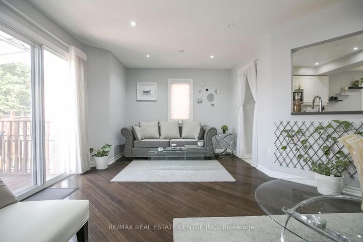 Photo 6 at 5600 Cortina Crescent, Hurontario, Mississauga