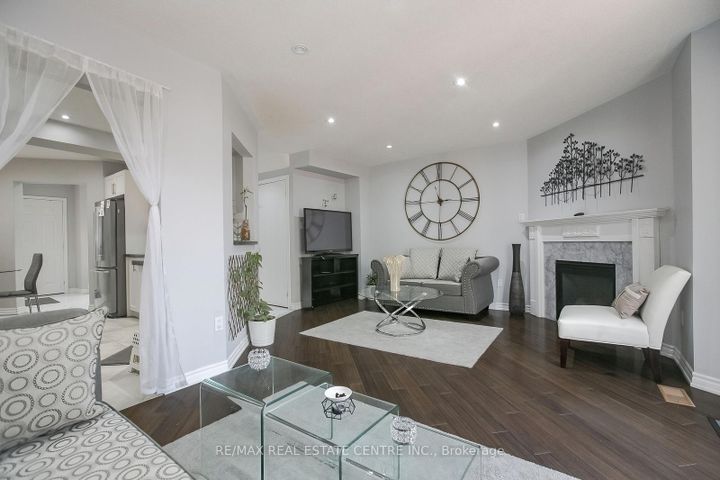 Photo 7 at 5600 Cortina Crescent, Hurontario, Mississauga