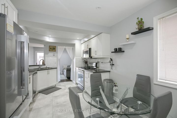 Photo 8 at 5600 Cortina Crescent, Hurontario, Mississauga
