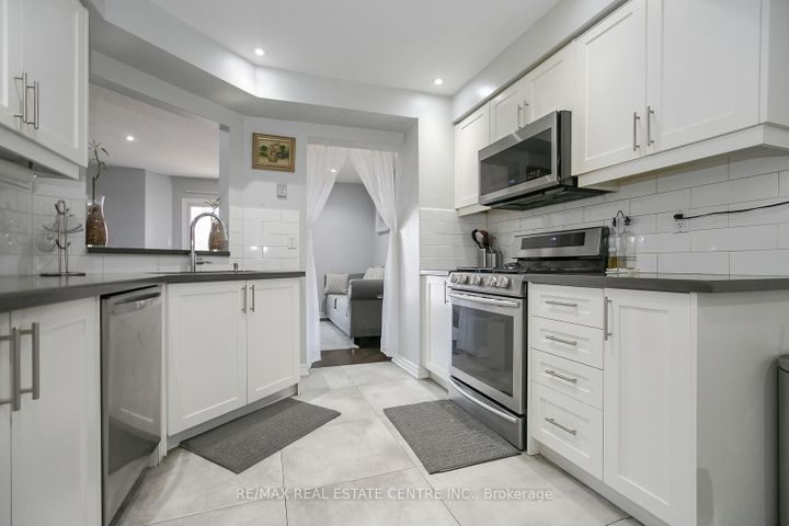 Photo 9 at 5600 Cortina Crescent, Hurontario, Mississauga
