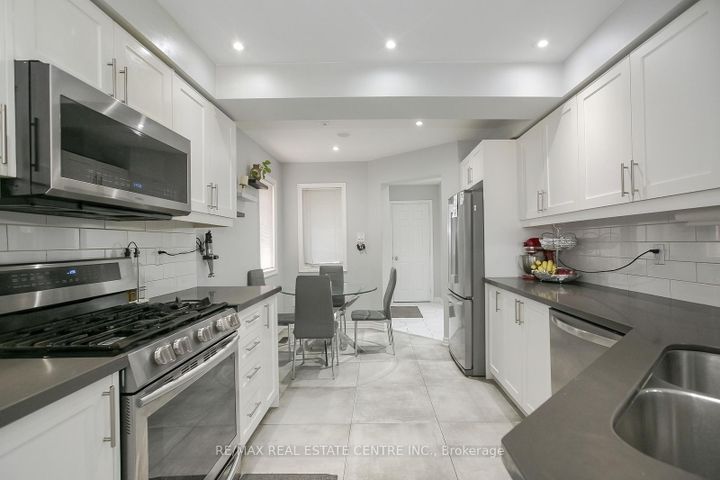 Photo 10 at 5600 Cortina Crescent, Hurontario, Mississauga