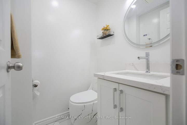 Photo 11 at 5600 Cortina Crescent, Hurontario, Mississauga