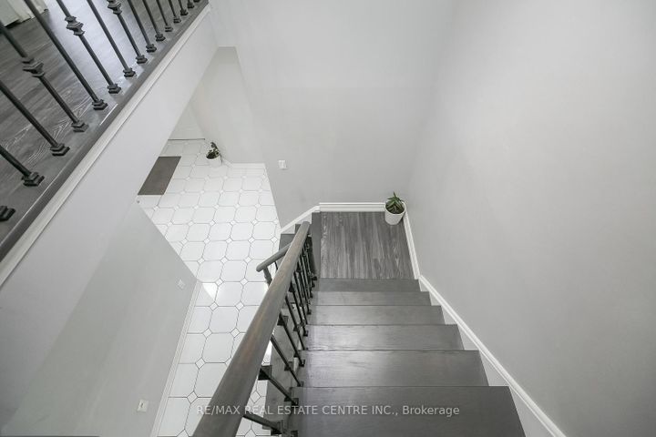 Photo 12 at 5600 Cortina Crescent, Hurontario, Mississauga