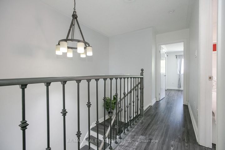 Photo 13 at 5600 Cortina Crescent, Hurontario, Mississauga