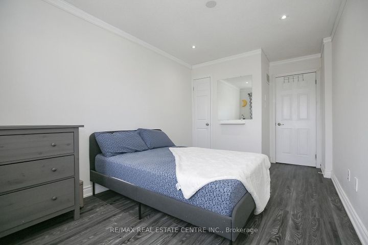 Photo 15 at 5600 Cortina Crescent, Hurontario, Mississauga