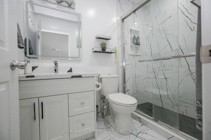 Photo 18 at 5600 Cortina Crescent, Hurontario, Mississauga