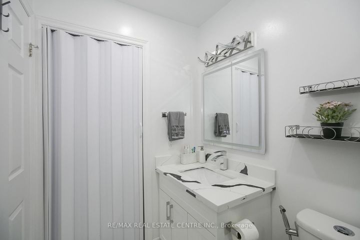 Photo 19 at 5600 Cortina Crescent, Hurontario, Mississauga