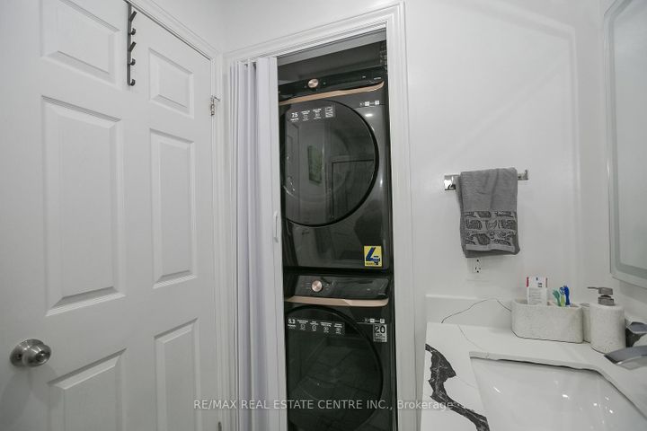 Photo 20 at 5600 Cortina Crescent, Hurontario, Mississauga