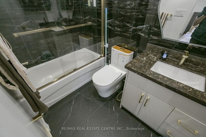 Photo 25 at 5600 Cortina Crescent, Hurontario, Mississauga