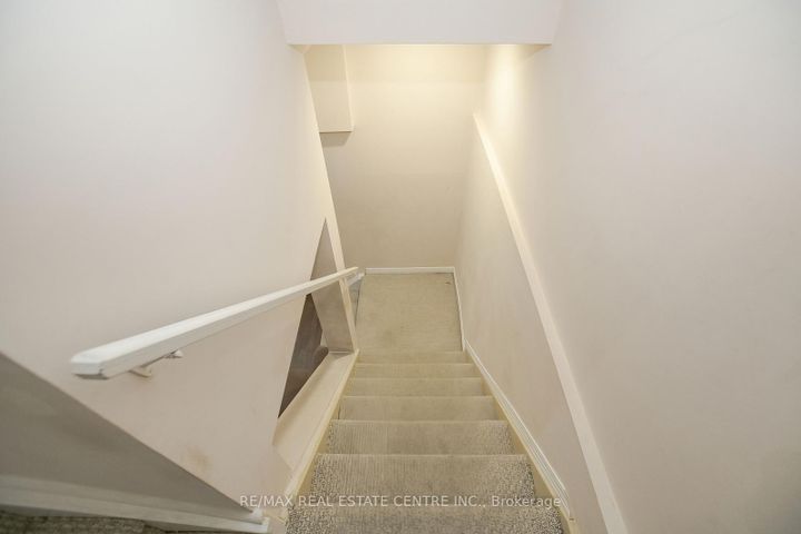 Photo 27 at 5600 Cortina Crescent, Hurontario, Mississauga