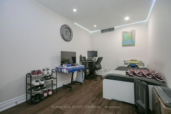 Photo 31 at 5600 Cortina Crescent, Hurontario, Mississauga