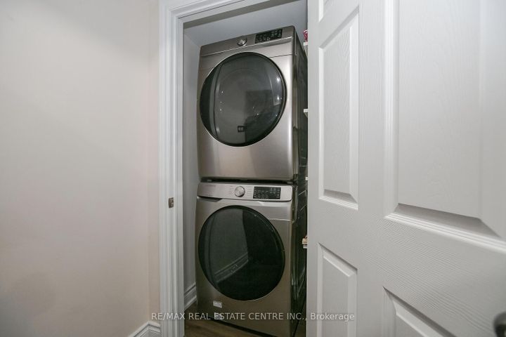Photo 33 at 5600 Cortina Crescent, Hurontario, Mississauga