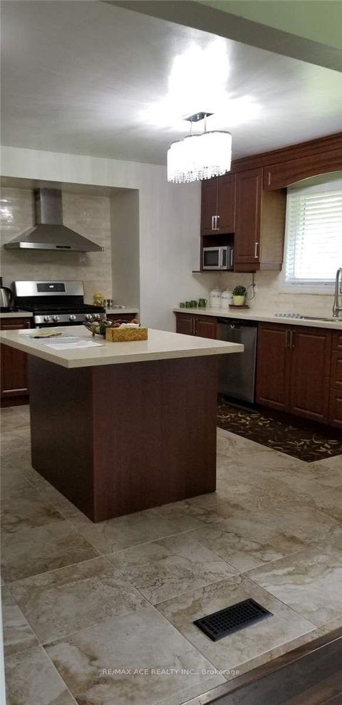 Photo 2 at 14 Hillock Place, Woburn, Toronto