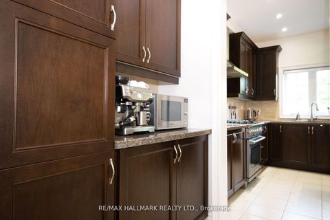Photo 2 at 128 Wolf Creek Crescent, Patterson, Vaughan