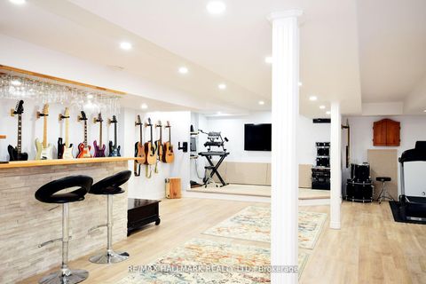 Photo 9 at 128 Wolf Creek Crescent, Patterson, Vaughan