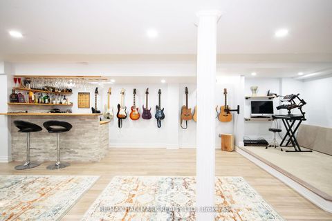 Photo 14 at 128 Wolf Creek Crescent, Patterson, Vaughan
