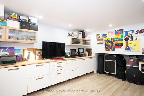 Photo 15 at 128 Wolf Creek Crescent, Patterson, Vaughan