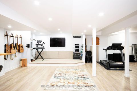 Photo 18 at 128 Wolf Creek Crescent, Patterson, Vaughan