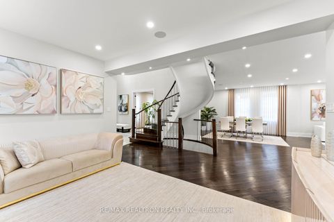 Photo 7 at 63 Willett Crescent, Mill Pond, Richmond Hill